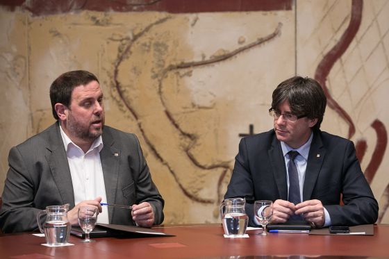 Líder catalán proclama la independencia, pero la suspende y pide diálogo