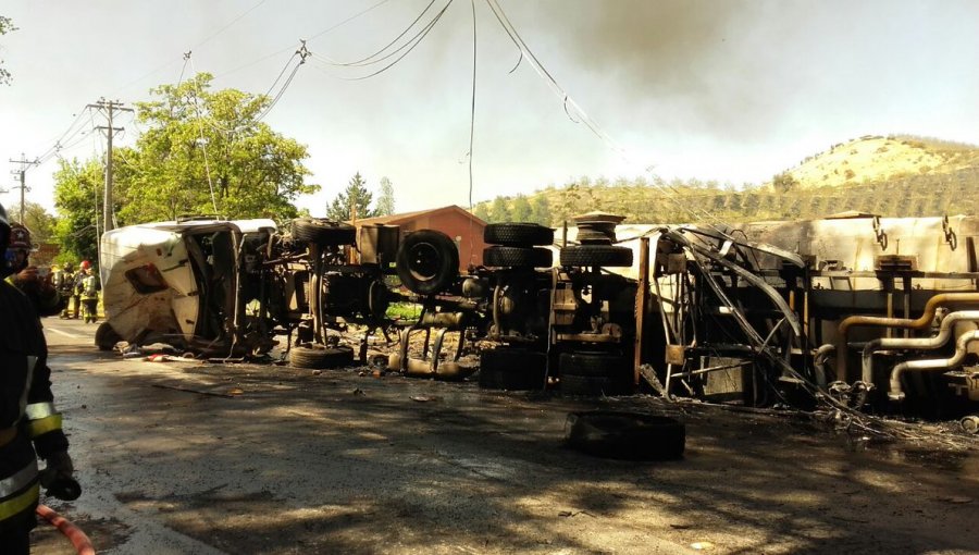Calera de Tango: Camión con combustible vuelca, se incendia y deja un muerto