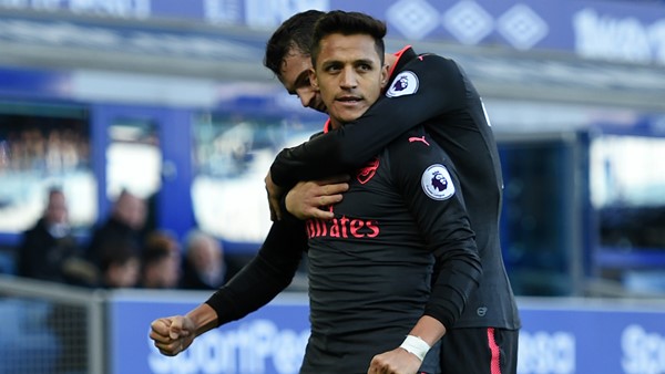 Alexis aportó con gol y asistencia en remontada de Arsenal ante Everton