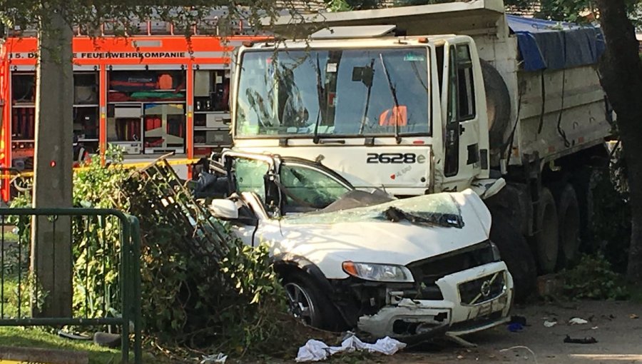 Camión sin frenos arrasó con al menos cinco autos en Las Condes: Dos heridos graves