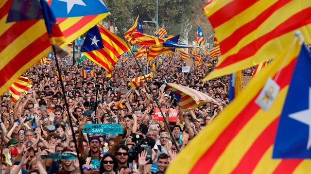 Cientos de miles marchan por unidad de España: Encuesta muestra división en Cataluña