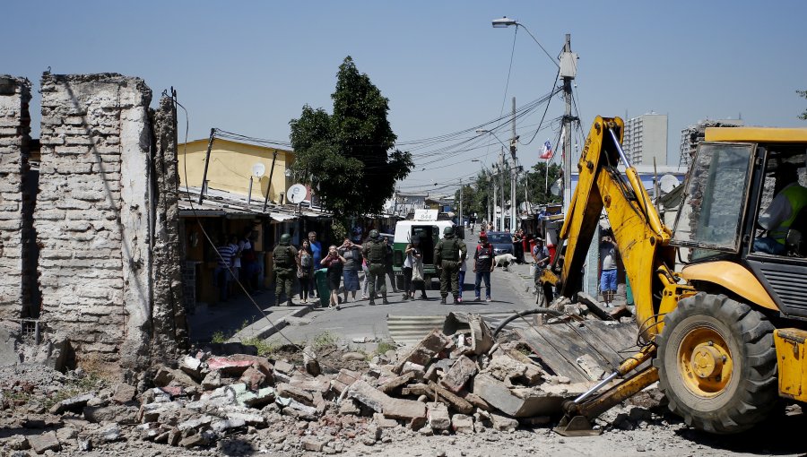 Comenzó demolición del polémico muro divisorio en la población La Legua