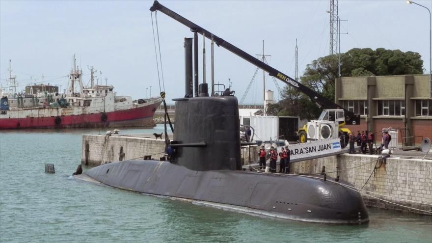 Desaparece submarino argentino con más de 35 personas a bordo