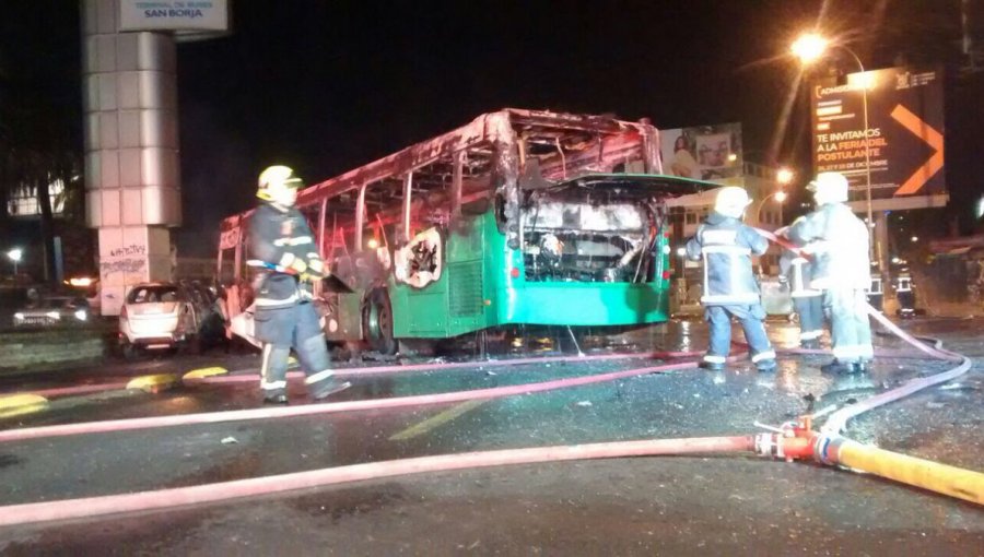 Encapuchados queman bus del Transantiago y auto en plena Alameda