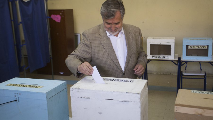 Guillier votó en Antofagasta: "Lo que está en juego es el bien del país"