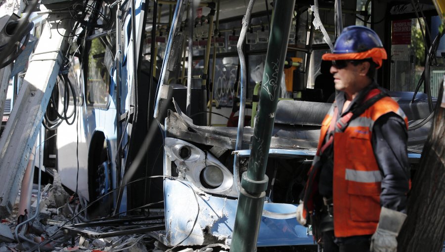 Bus del Transatiago derribó tres postes del tendido eléctrico en Ñuñoa