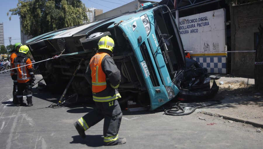 Bus del Transantiago vuelca tras un choque y deja 10 heridos en Estación Central