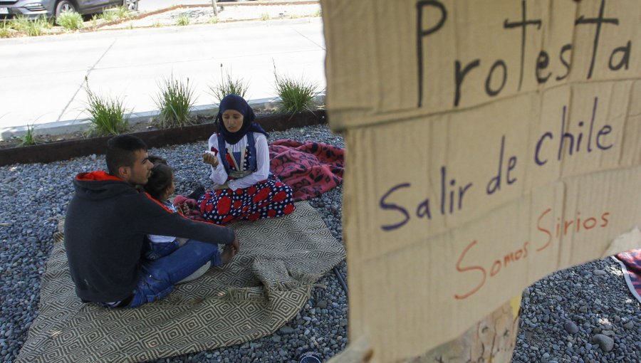 Familias sirias que llegaron a Chile hace meses protestan en ONU Santiago para irse del país