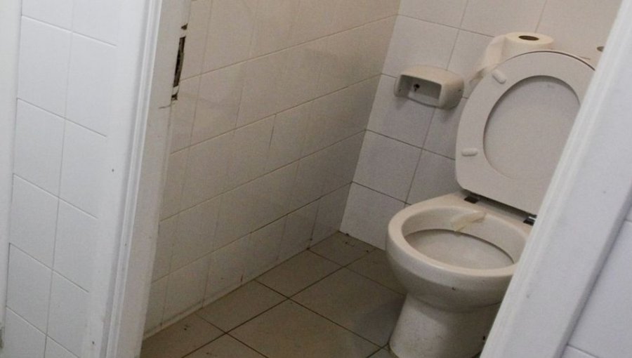 Hombre con celular oculto grababa a menores de edad en su propio baño