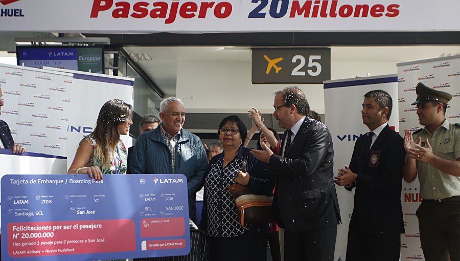 Aeropuerto de Santiago y Latam premiaron al pasajero número 20 millones