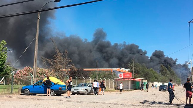 Logran controlar incendio que afectó fábrica de Fruna en Maipú