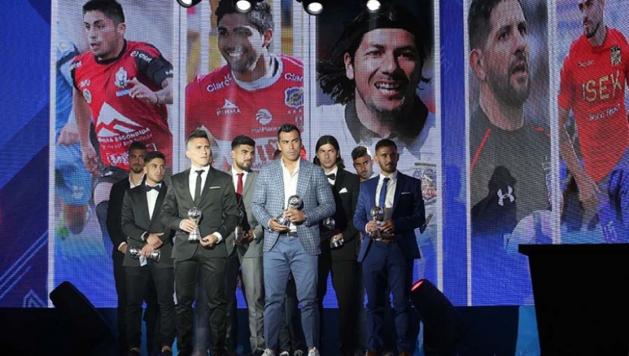 Esteban Paredes fue elegido como el mejor del 2017 en la gala del fútbol chileno