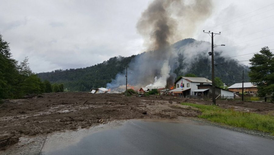 Rodado en Región de Los Lagos destruye parte de un poblado y provoca gigantesco incendio
