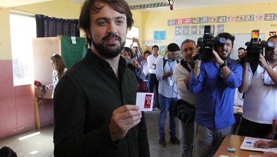 Jorge Sharp tras votar en Valparaíso: “El país ha dejado una ruta de cambio”