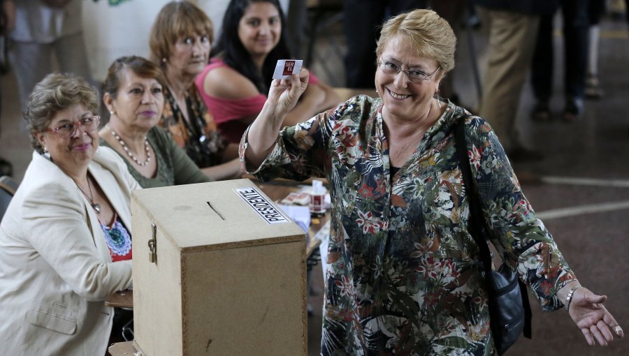 Michelle Bachelet no descarta revisión y evaluación sobre ley de voto voluntario