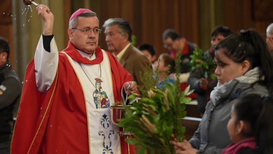 Presencia de Obispo Barros en misa provoca cuestionamientos a perdón del Papa