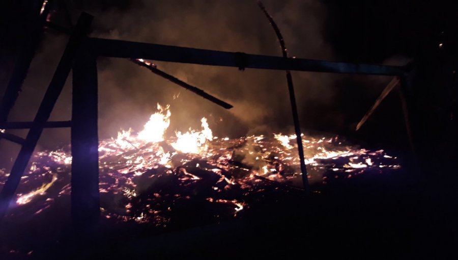 Nuevos atentados a Iglesias: Destruyen dos capillas en Cunco y atacan parroquia en Puente Alto