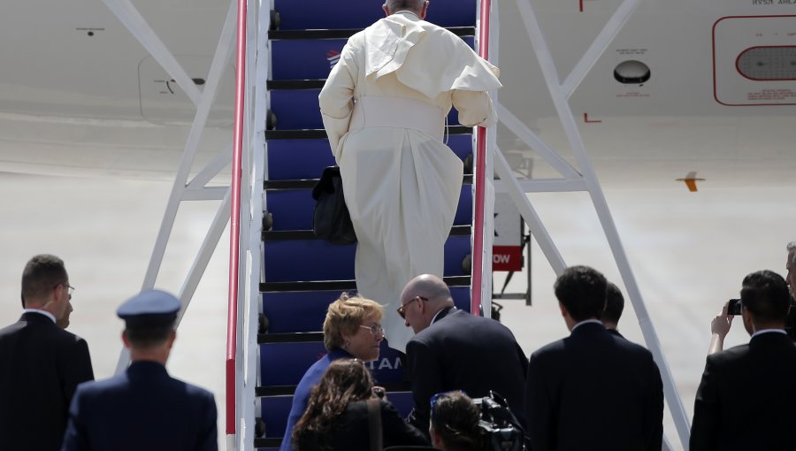 Presidenta Bachelet despidió al papa Francisco en aeropuerto de Iquique