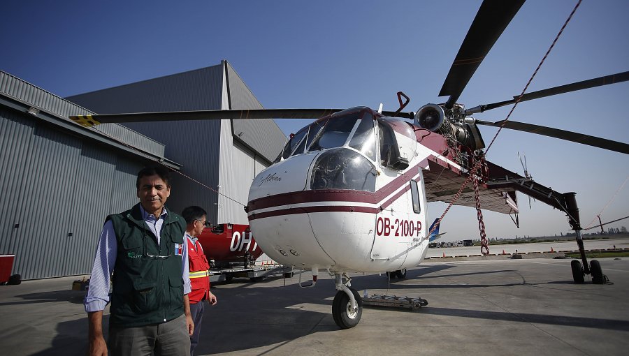 Conaf presentó helicóptero que reforzará combate de incendios en período crítico