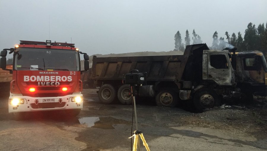 Madrugada de terror en La Araucanía: Tres ataques incendiarios destruyen al menos 20 camiones