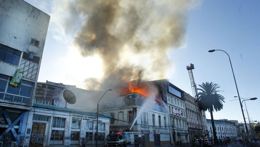 Nuevo incendio en centro de Valparaíso arrasa con al menos cinco locales nocturnos