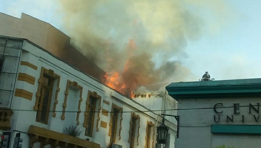 Incendio afecta a edificio patrimonial en pleno centro de Valparaíso