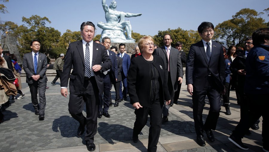 Bachelet en Japón: Presidenta homenajeó a las víctimas de la bomba atómica de Nagasaki