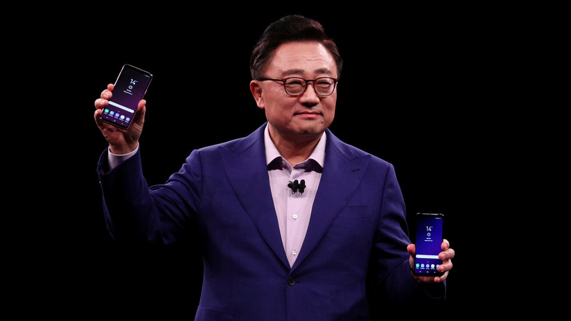 Samsung presenta su nuevo smartphone insignia, rival del iPhone X