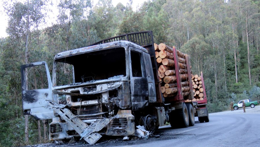 Encapuchados habrían incendiado nuevo camión en La Araucanía