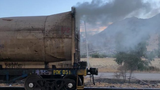 Alarma en Tiltil por paso del tren basurero de KDM con llamas en un vagón