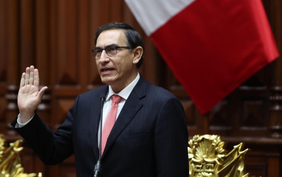 Vizcarra anuncia lucha frontal contra corrupción y pacto social al asumir presidencia de Perú