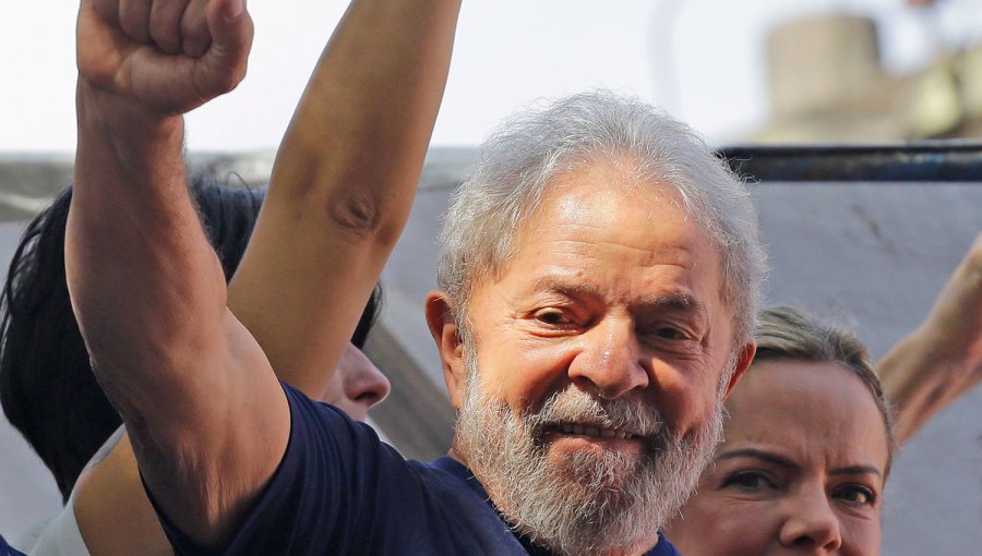 Expresidente brasileño Lula participa de misa en honor a su esposa: Se entregaría a policía este sábado