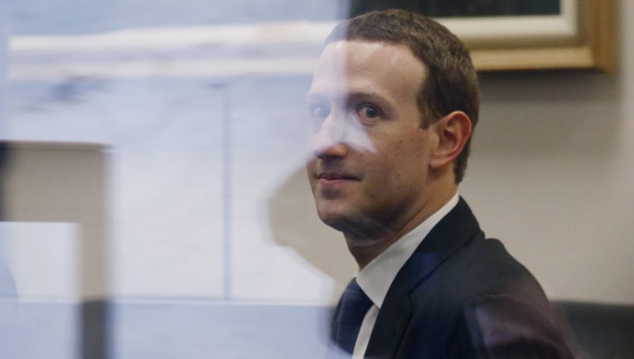 CEO de Facebook Mark Zuckerberg busca tranquilizar a legisladores de EEUU