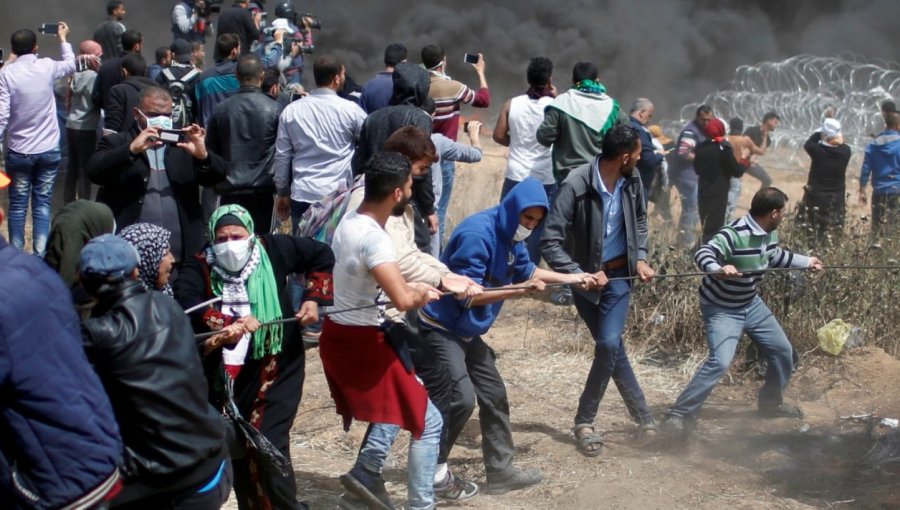 Fuerzas israelíes hieren a otros 30 palestinos en manifestaciones en frontera entre Gaza e Israel