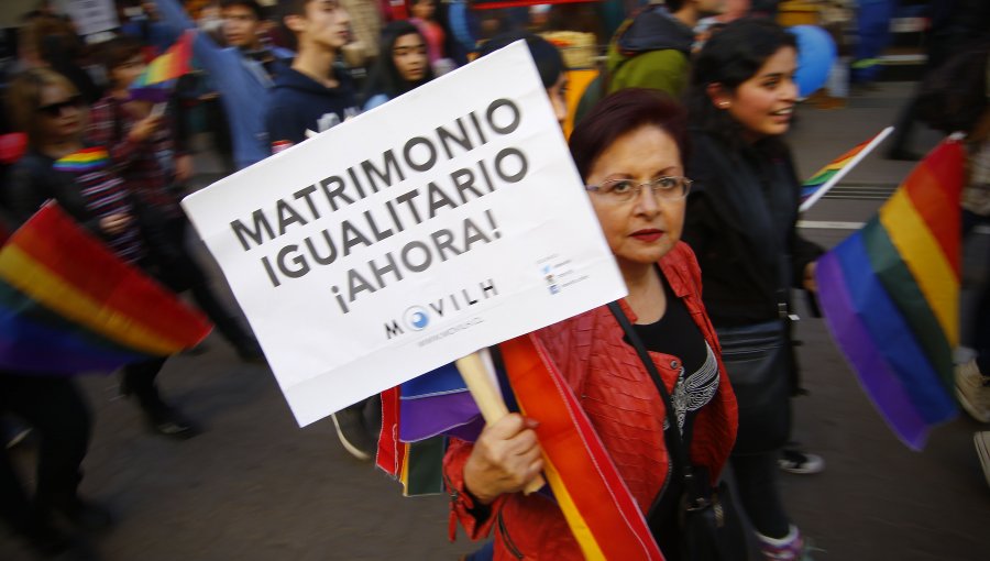 Pareja lésbica exige que Registro Civil reconozca a ambas mujeres como madres de niña