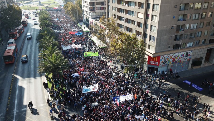 Miles de estudiantes se movilizan en la Alemeda contra el lucro y el CAE