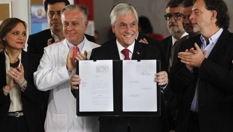 Piñera lanza comparador de precios y anuncia venta de remedios en supermercados