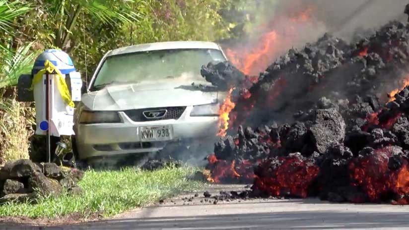 Una enorme avalancha de lava devora un vehículo en Hawái