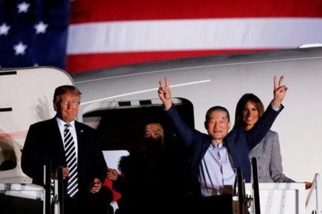 Un animado Trump recibe a estadounidenses liberados por Corea del Norte