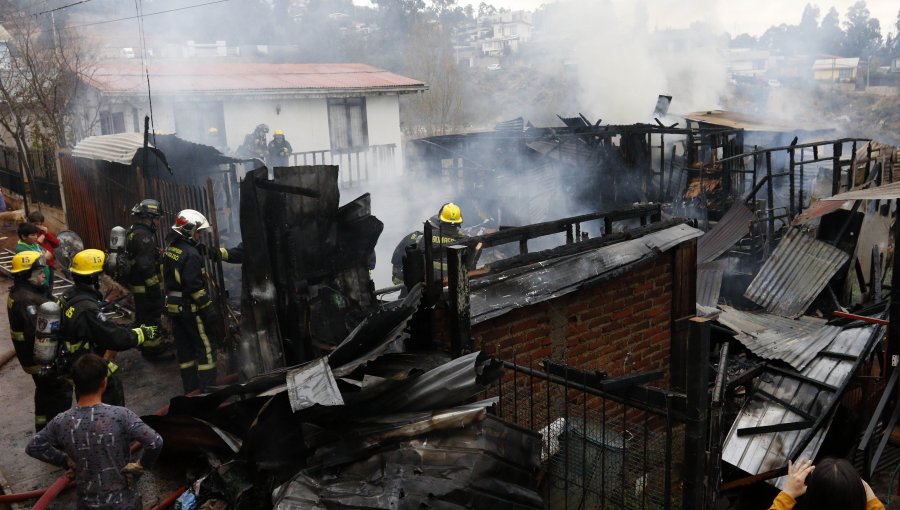 Incendio afecta a casas en el sector Rodelillo de Valparaíso
