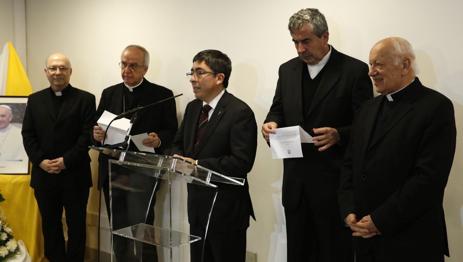 Obispos chilenos ya están en El Vaticano: Este lunes darán conferencia de prensa