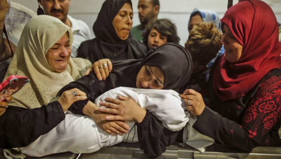 Residentes de Gaza sepultan a sus muertos tras letal jornada de protestas en frontera con Israel