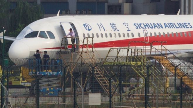 Copiloto chino se salió por la ventana de un avión a 10.000 metros de altura y sobrevivió