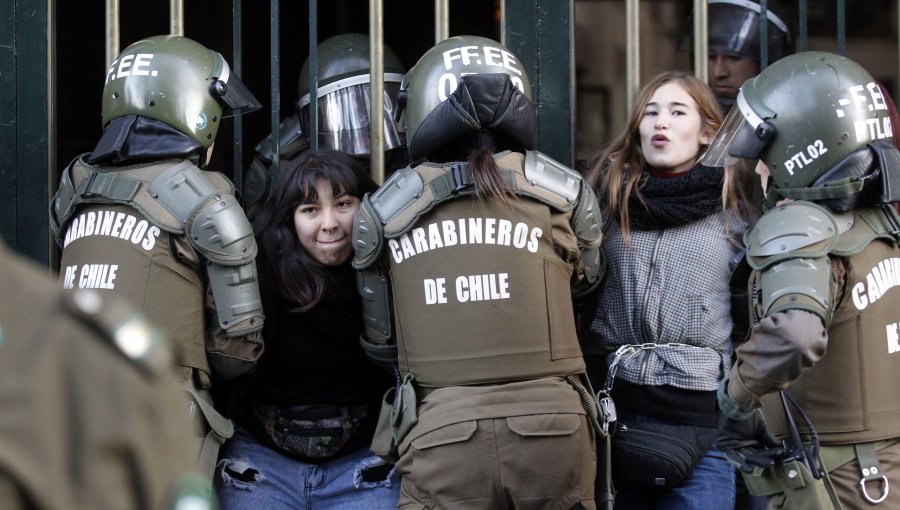 Manifestantes de la Aces se encadenaron en el Mineduc: Cinco detenidas