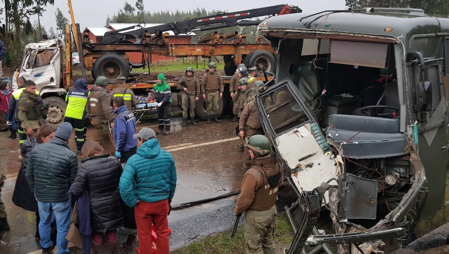 Bus de Carabineros chocó contra camión en Cañete