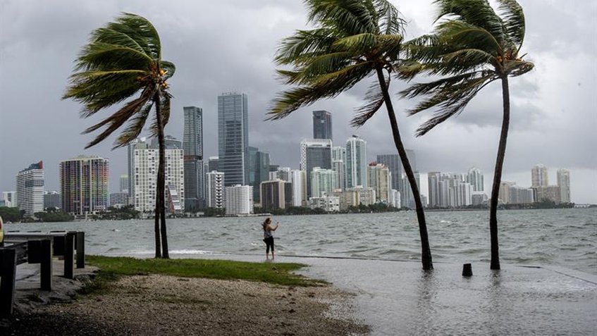 Miles de personas evacuan mientras tormenta Alberto avanza hacia Florida
