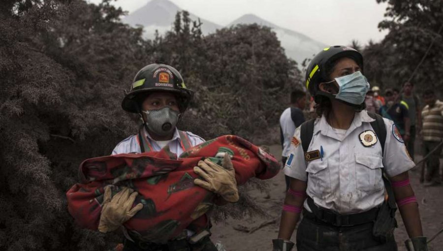 Suben a 75 los muertos tras erupción de volcán en Guatemala, situación aún es crítica
