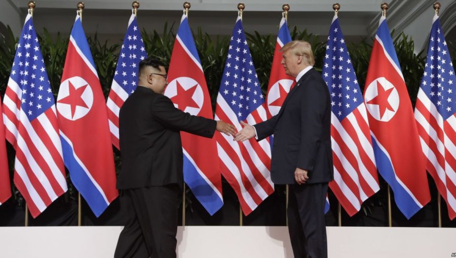 Trump y Kim inician histórica cumbre en Singapur con un apretón de manos