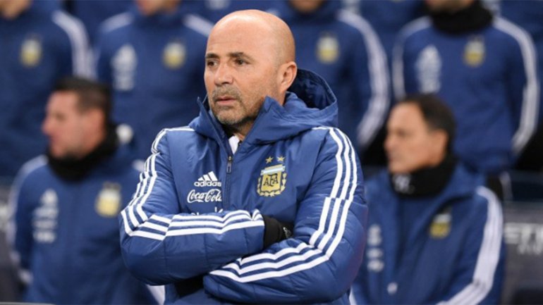 Prensa argentina asegura que a Sampaoli le armaron el equipo contra Islandia