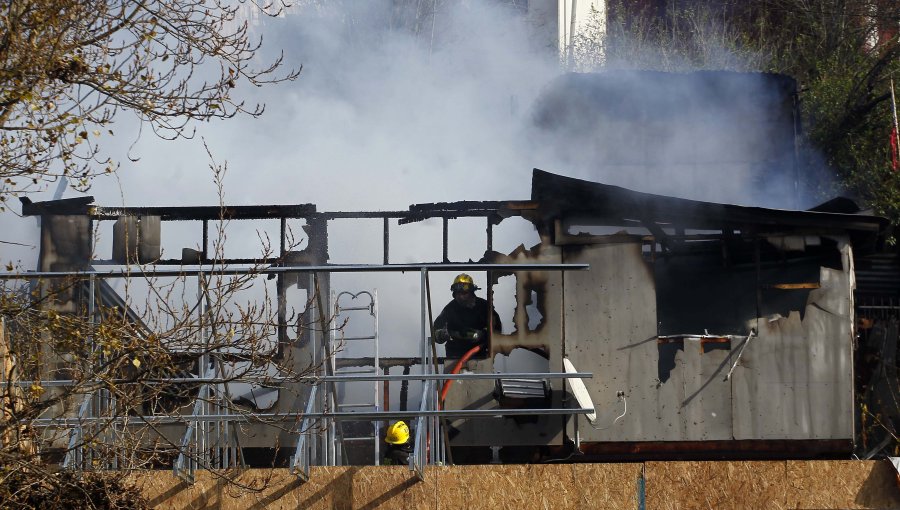 Dos casas destruidas y una mujer grave fue saldo de incendio en Valparaíso